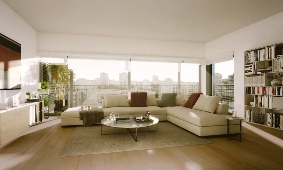 Un salón moderno y luminoso con sofá seccional, mesa de centro, estantería y vistas a la ciudad. ¡Inspírate para diseña tu salón!