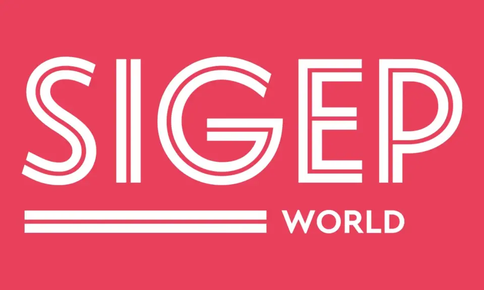 Logo bianco con scritta "SIGEP WORLD" su sfondo rosso corallo. L'evento si tiene a Rimini Fiera.