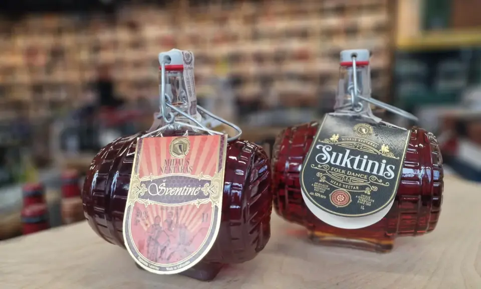 Dwie butelki Suktinisa, litewskiego miodu pitnego. Idealny do degustacji w gronie przyjaciół.