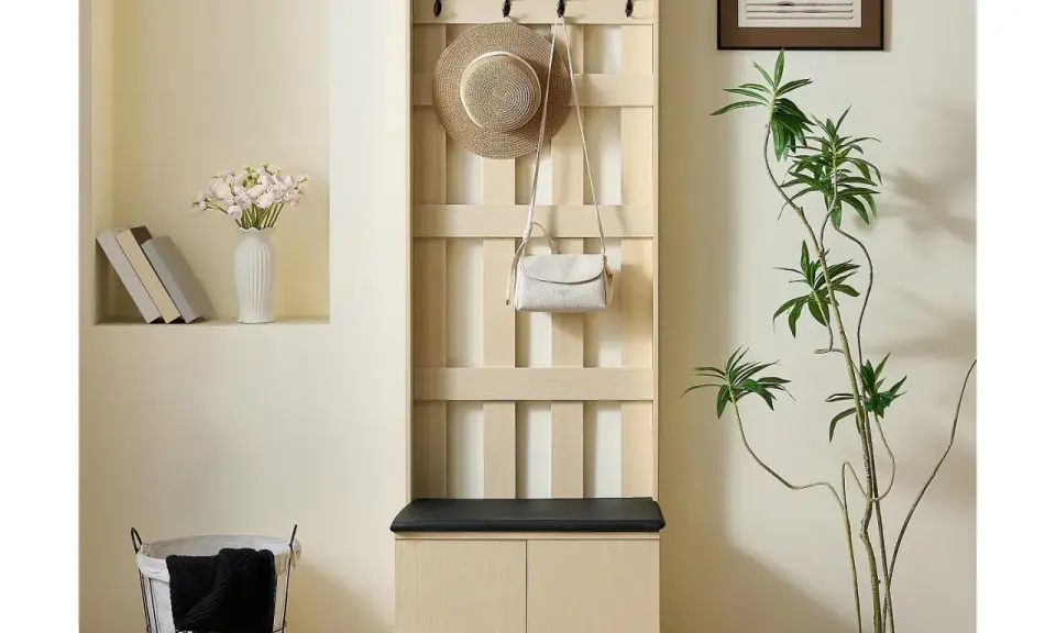 Hallmöbel med krokar för hatt och väska. Perfekt hall inspiration för en stilren entré.