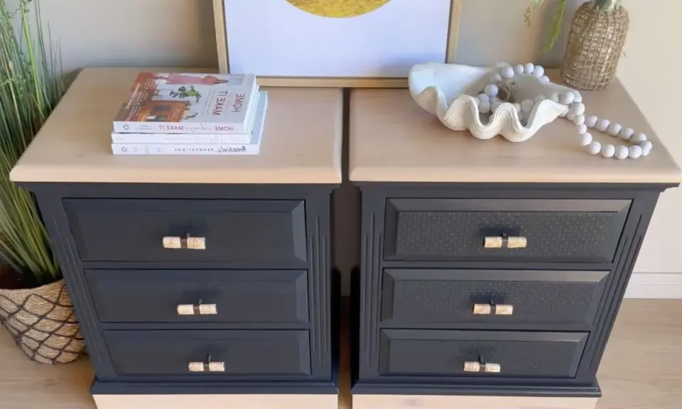 Deux tables de chevet relookées. Le bois foncé a été peint en gris anthracite, avec des poignées en rotin. Un projet réussi pour relooker un meuble en bois foncé.