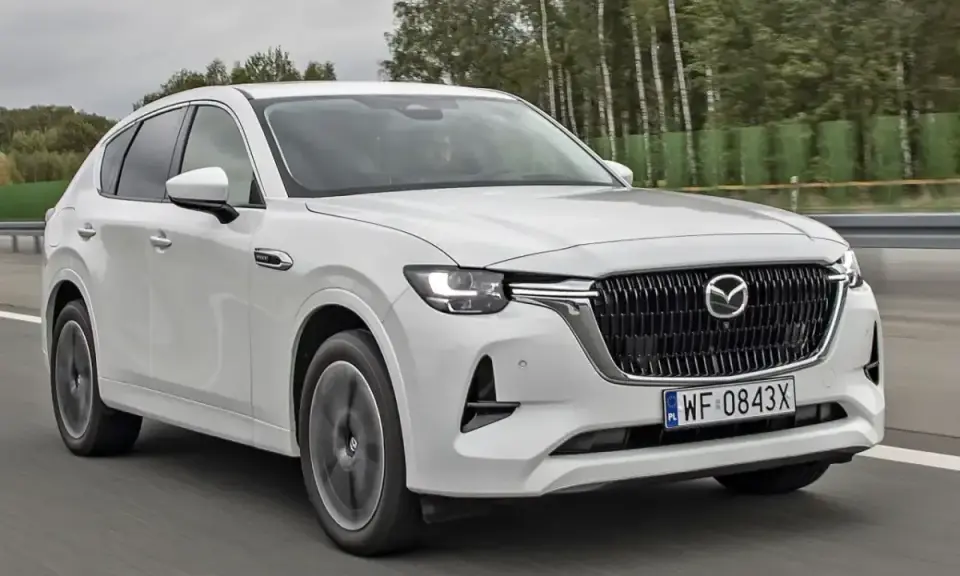 Biała Mazda CX-60 na drodze. Sprawdź atrakcyjną mazda cx 60 cena i wybierz swój wymarzony SUV.
