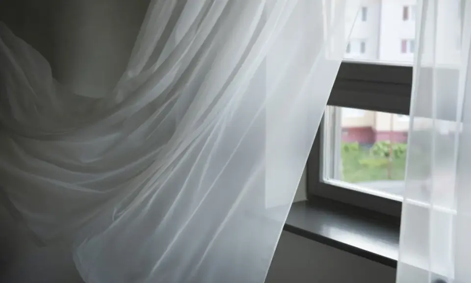 Delikatne, białe firanki falujące przy oknie. Zastanawiasz się, jak wybielić firanki, by znów lśniły czystością?