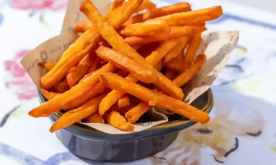 Frites de patate douce dorées et croustillantes, parfaites pour une recette facile et savoureuse.
