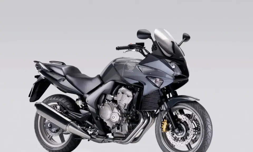 Szary motocykl Honda CBF 600, zgrabny i sportowy, idealny dla osób szukających komfortu i odpowiedniej wysokości siedzenia.