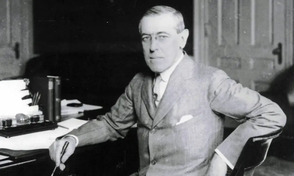 Woodrow Wilson, der den 14-Punkte-Plan zur Friedenssicherung nach dem Ersten Weltkrieg entwickelte, sitzt an seinem Schreibtisch.