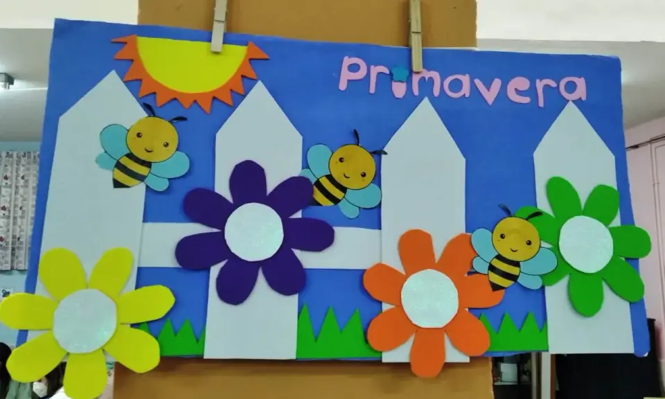 Portada primavera infantil con abejas, flores y sol. ¡La primavera ha llegado!