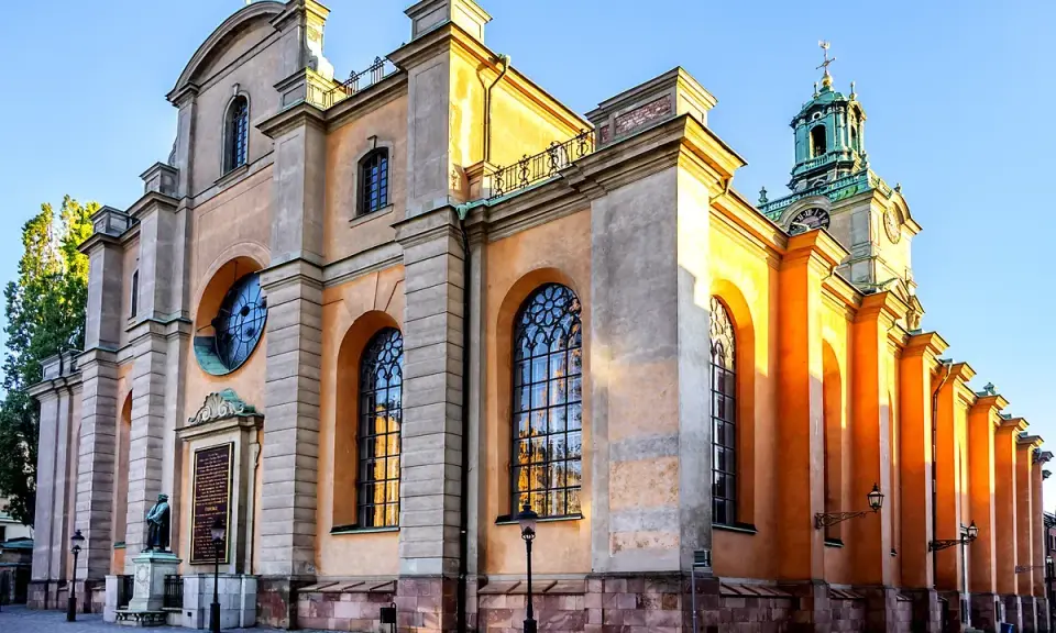 St. Nicholas' Church, Stockholm Cathedral, med sin imponerande fasad och torn, badar i solljus.