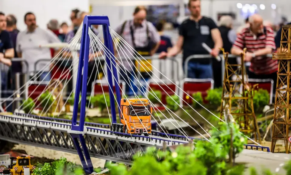 Miniatur-LKW überquert eine Hängebrücke, Teil einer beeindruckenden Anlage für das Dortmund Modellbau.