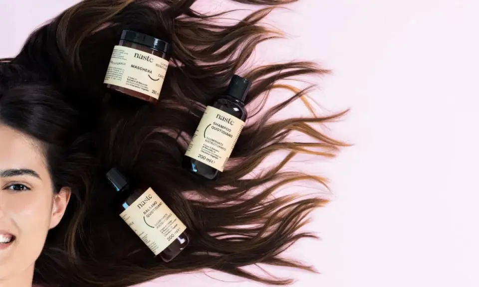 Capelli scuri e luminosi con prodotti Naste: maschera, shampoo e balsamo. Scopri la differenza tra balsamo e maschera per una chioma perfetta.