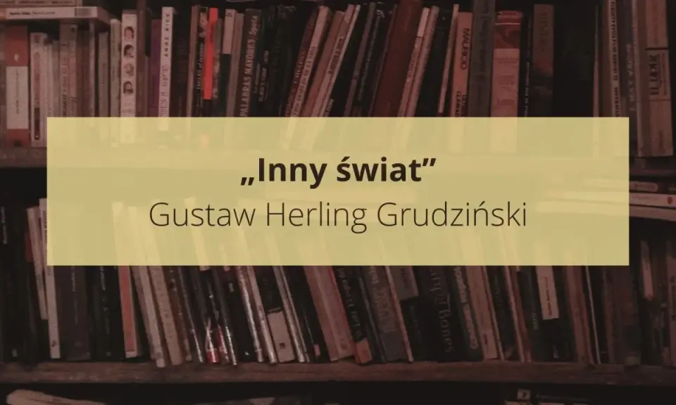 Na tle regału z książkami widnieje napis „Inny świat” Gustawa Herlinga-Grudzińskiego. To streszczenie jego przejmującej opowieści o życiu w łagrze.