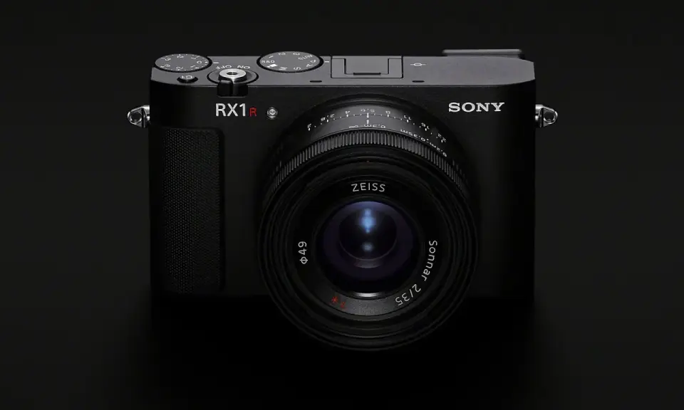 Elegancki aparat Sony RX1R III z obiektywem Zeiss Sonnar 2/35 mm, gotowy do uchwycenia wyjątkowych chwil.