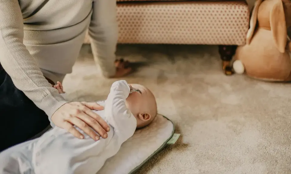 Ein Baby mit verstopfter Nase nachts zu beruhigen, kann schwierig sein. Hier sind Hausmittel, die helfen können.