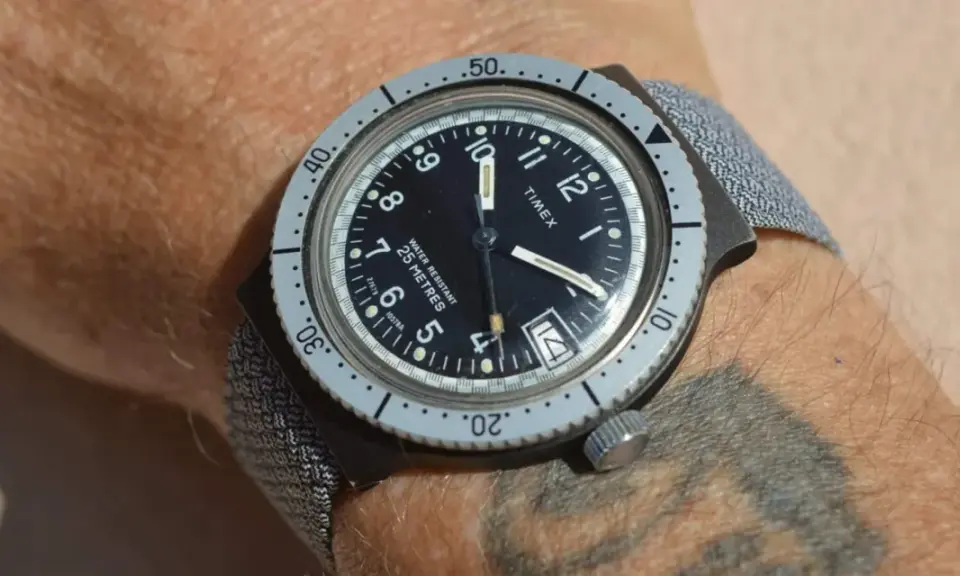 Orologio Timex da uomo, un classico tra i marche orologi americani, con cinturino grigio e quadrante nero.
