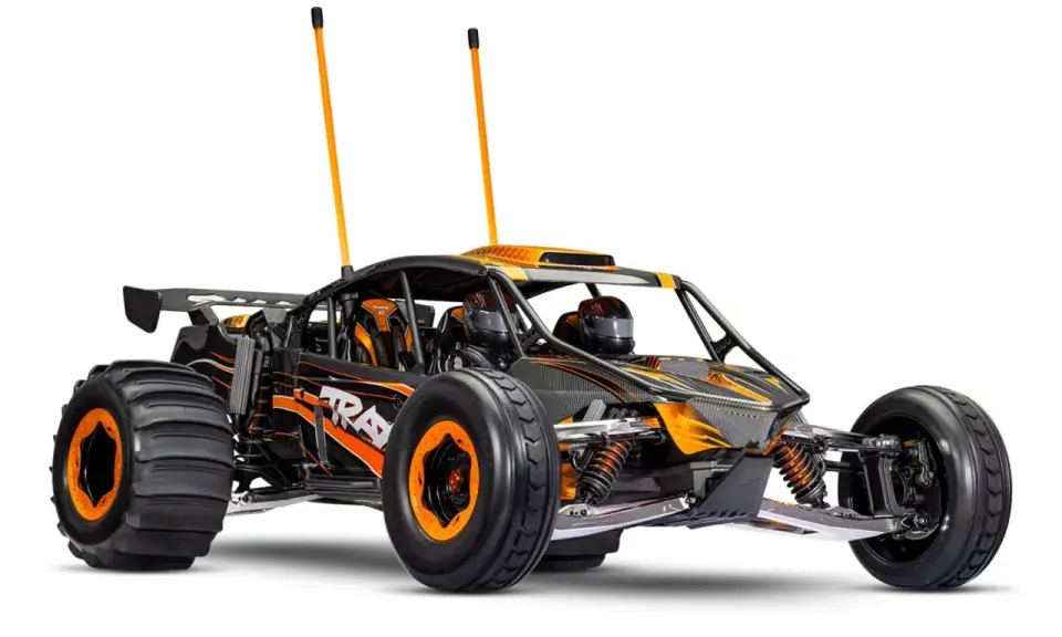 Schwarzes und orangefarbenes offroad elektroauto mit großen Reifen und zwei Antennen, bereit für jedes Abenteuer.