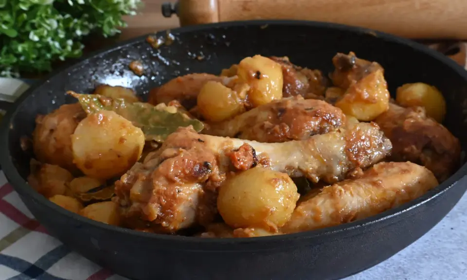 Un saporito pollo in umido con patate e alloro, cotto in padella.
