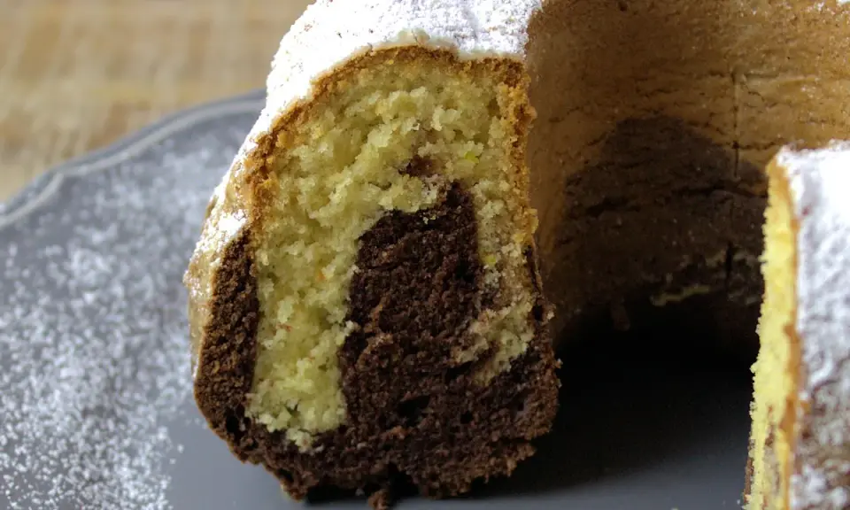 Saftiger Marmorkuchen mit Puderzucker bestäubt, perfekt für ein einfaches Marmorkuchen Rezept.