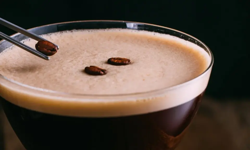 Ein Espresso-Martini, ein köstlicher Kaffee mit Schuss, wird mit Kaffeebohnen garniert.