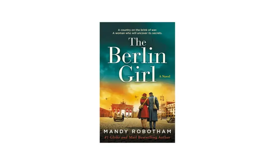 Okładka książki "The Berlin Girl". Para stoi przed Bramą Brandenburską, wspominając ostatnie dni w Berlinie.