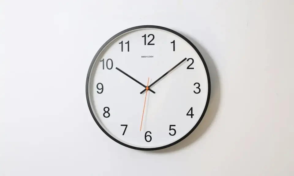 Zegar ścienny pokazuje 10:08. PM i am.
