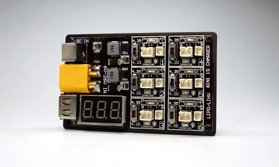 Ein kompaktes 6-in-1 LiPo Ladegerät mit sechs Anschlüssen, einem Display und XT60-Eingang.
