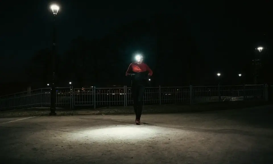 Biegacz nocą z czołówką. Czy 500 lumenów to dużo, by rozświetlić ścieżkę?