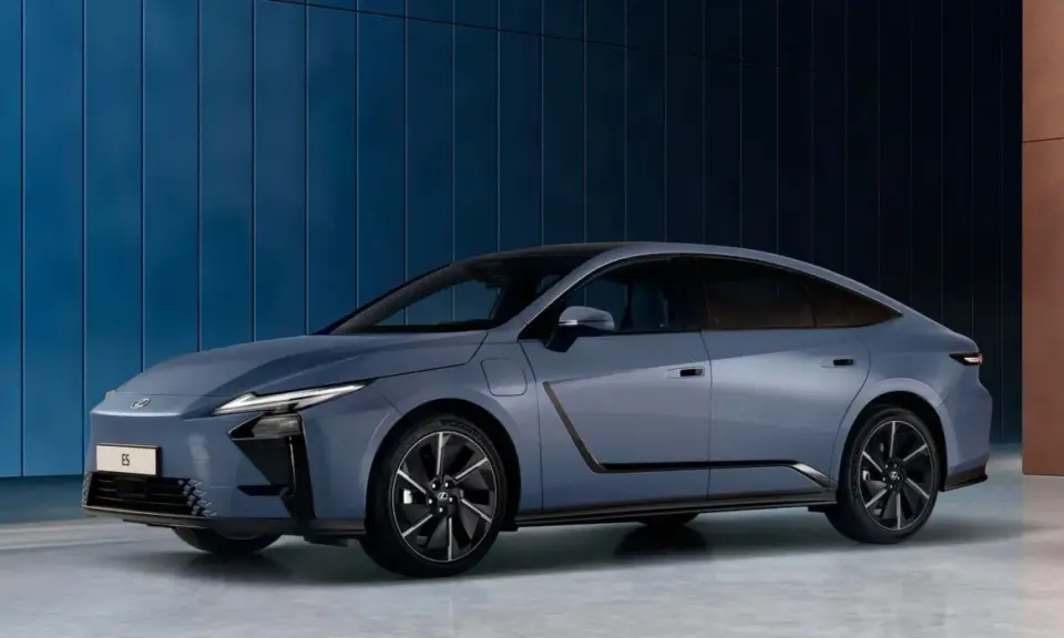El elegante Lexus ES 2026, un sedán azul metálico, se exhibe contra una pared azul texturizada.