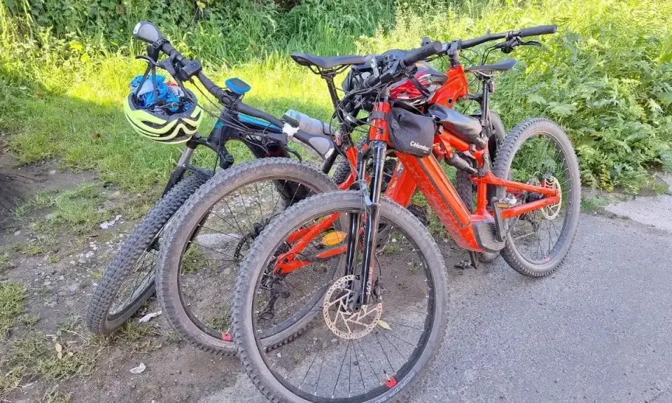 Zwei E-Bikes stehen bereit für den Jakobsweg. Ein gelber Helm hängt am Lenker des vorderen Fahrrads.
