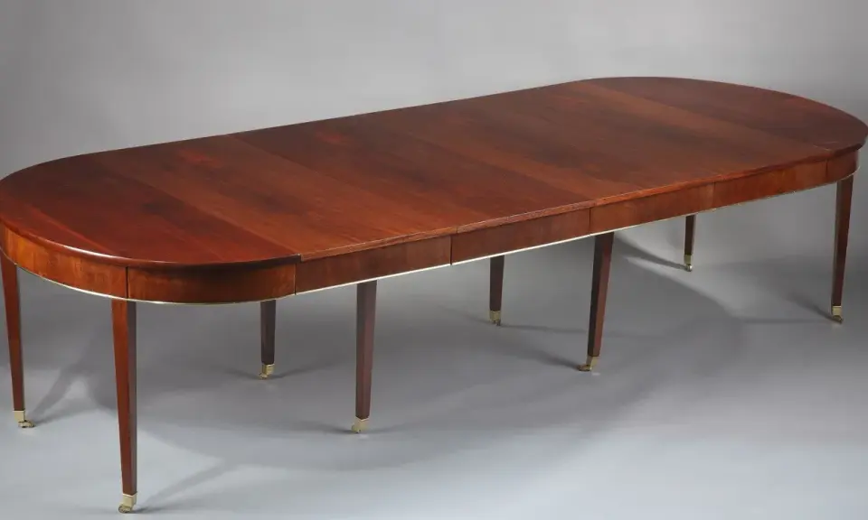 Table ovale en acajou, style épuré de l'époque Directoire, avec des sabots en laiton.