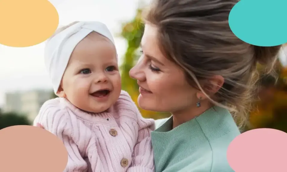 Mamá sonríe a su bebé de 10 meses, quien ríe feliz. Momentos tiernos de la rutina de un bebé.
