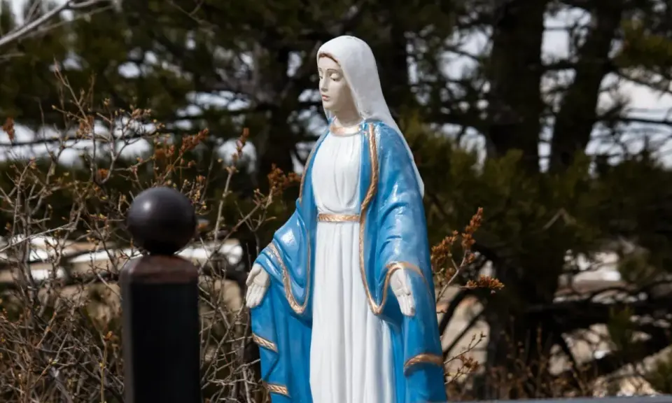 Figurka Matki Boskiej w błękitnym płaszczu, z białą chustą na głowie. 8 grudnia święto, czas zadumy i refleksji.