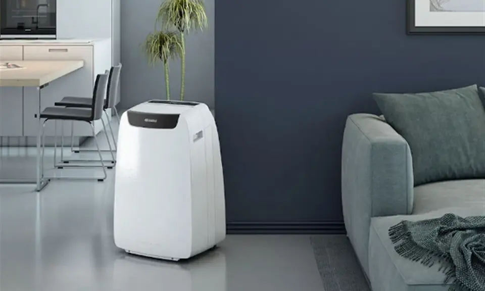 Un climatiseur Electrolux blanc, discret et moderne, se tient dans un salon épuré, prêt à rafraîchir l'espace.