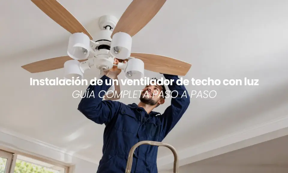 Hombre instalando un ventilador de techo con luz. Guía completa paso a paso para instalar tu ventilador.