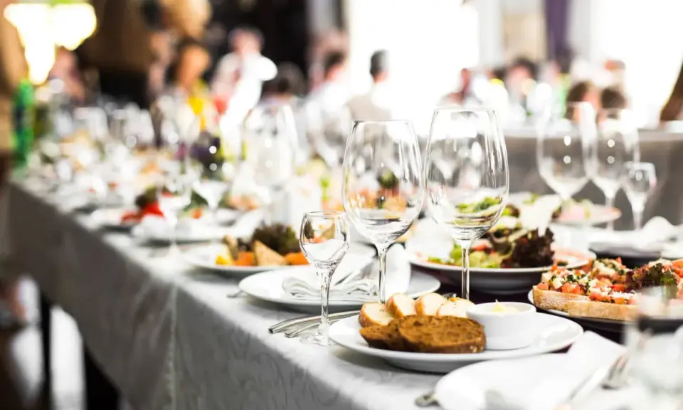 Catering: Kiedy się opłaca? Koszty, czas i efekt WOW na Twojej imprezie.