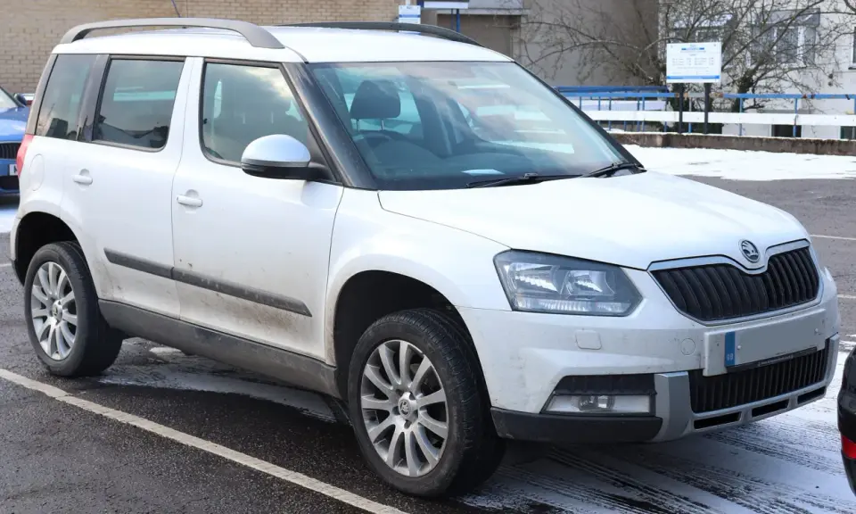 Biały Skoda Yeti na parkingu. Wiele osób chwali sobie ten model, a opinie o nim są zazwyczaj pozytywne.