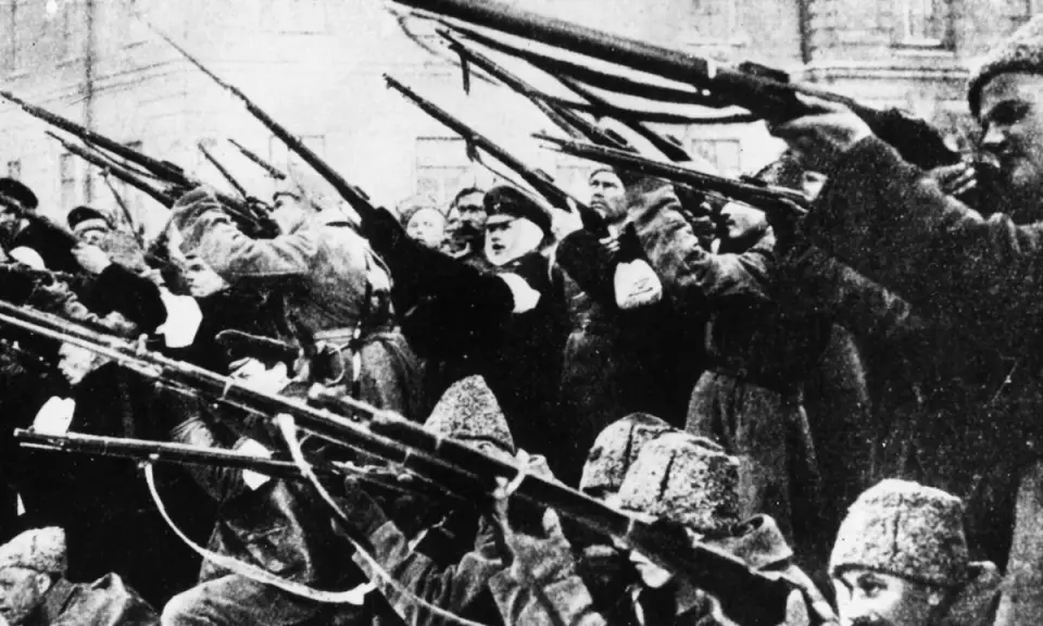 Bewaffnete Männer, die Gewehre in die Luft richten, ein Symbol des Kampfes zwischen Bolschewiki und Menschewiki.