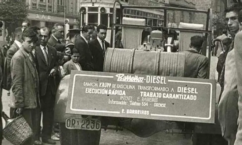 Un camión Barreiros-Diesel, transformado de gasolina, exhibido en la calle. Un grupo de hombres observa la innovación.