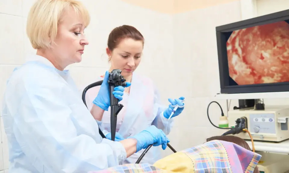 Lekarze wykonują gastroskopię, badanie wnętrza żołądka, obserwując obraz na monitorze.