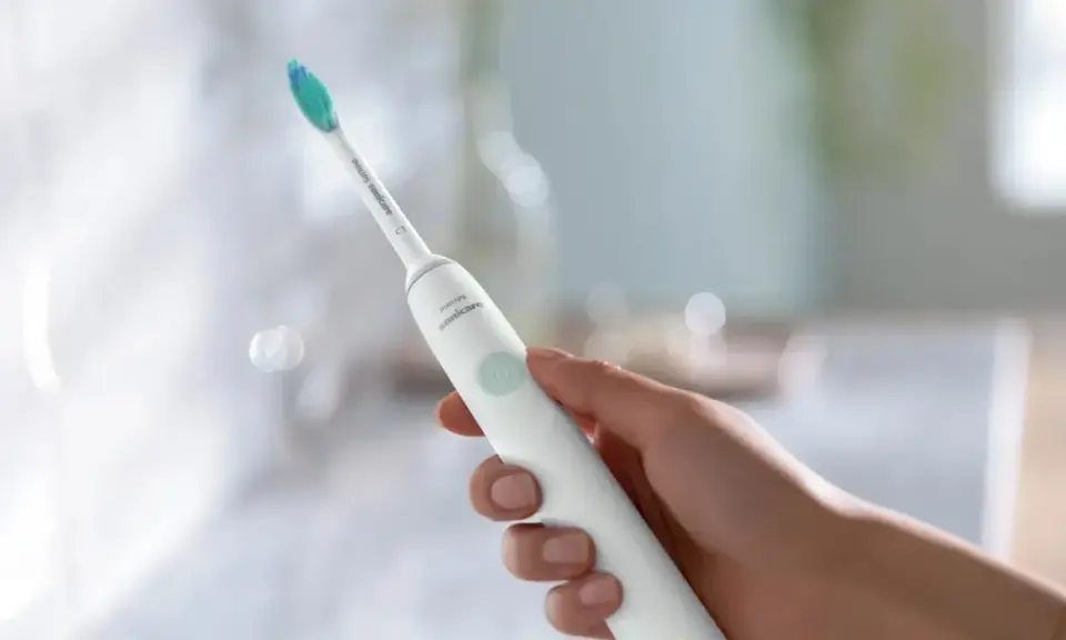 Biała szczoteczka elektryczna Philips Sonicare, idealna do codziennej higieny jamy ustnej. Sprawdź nasz ranking, by wybrać najlepszą!