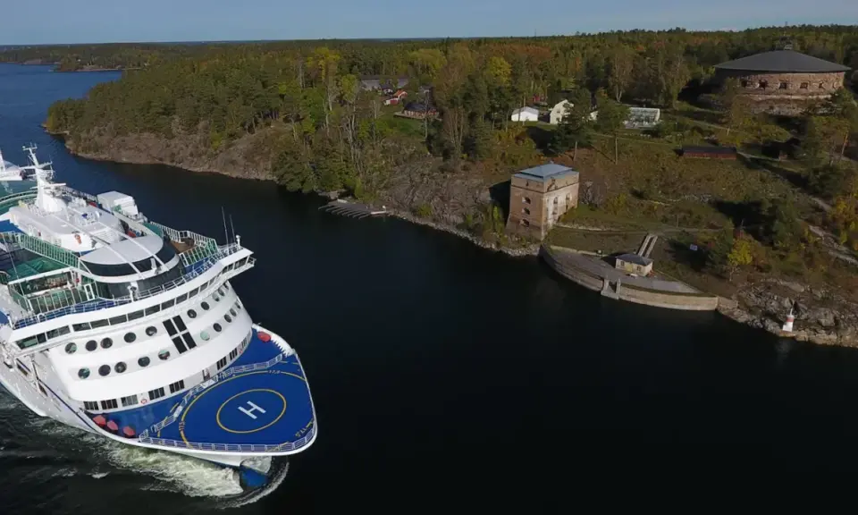 Färja passerar Fredriksborgs hotell och fästning i Stockholms skärgård.