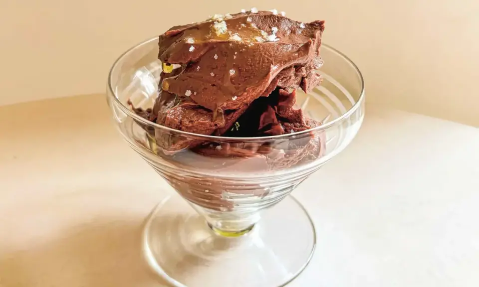 Glace au chocolat intense, parsemée de sel de mer et d'un filet d'huile dorée. Une délicieuse ganache coco pour un plaisir gourmand.