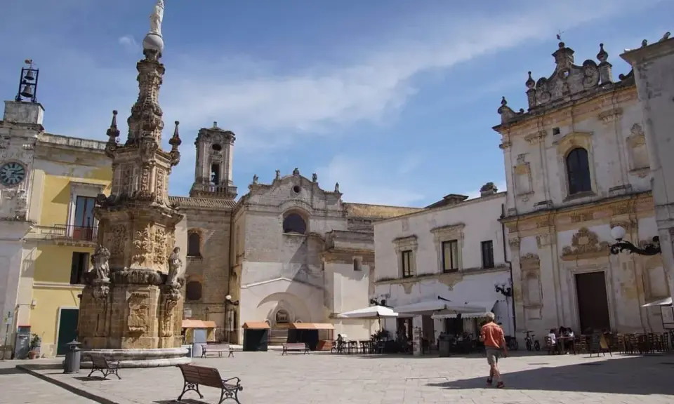 Piazza del Duomo a Lecce, una delle città più belle del Salento, con il suo imponente obelisco e palazzi barocchi.