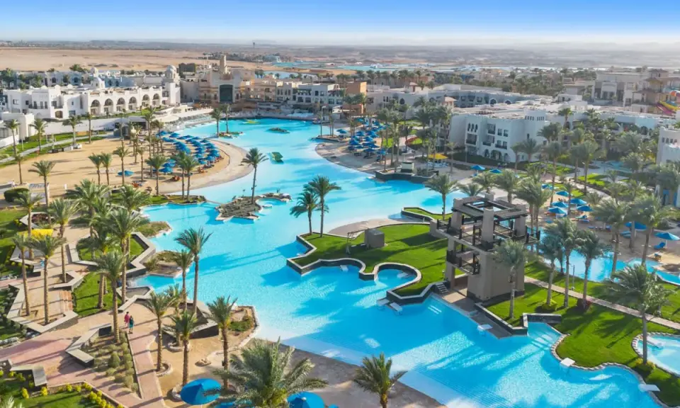 Wspaniały kompleks basenów i palm w Pickalbatros Oasis Port Ghalib. Opinie gości potwierdzają rajskie wakacje.