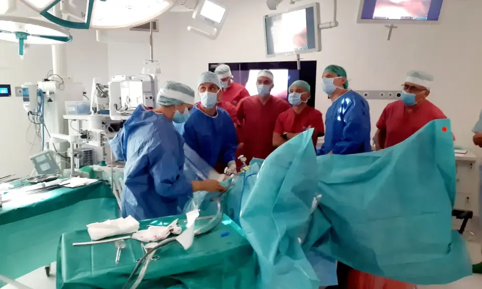 Zespół medyczny podczas operacji. Pacjent po operacji prostaty może odczuwać ból, ale jak długo boli po operacji prostaty, zależy od wielu czynników.