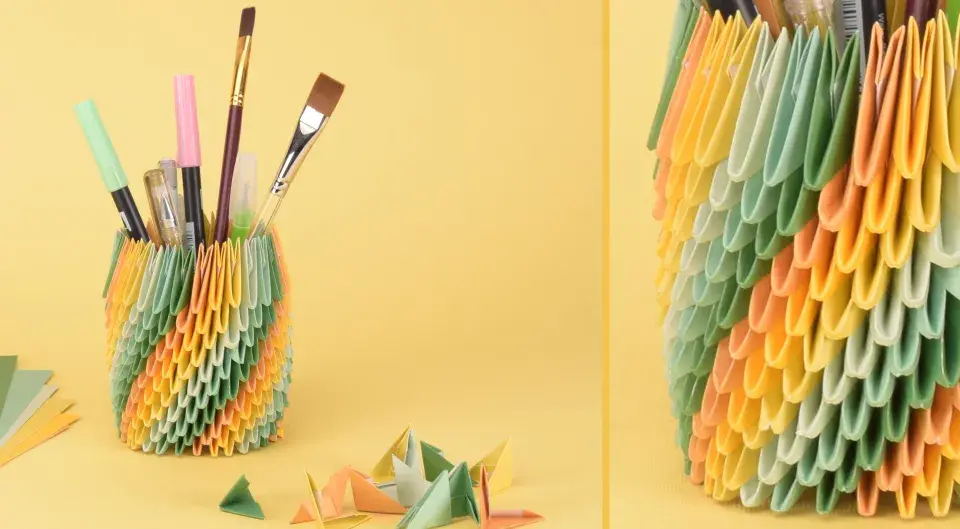 Bunte Origami-Becher mit Stiften und Pinseln – tolle bastel ideen für Zuhause.