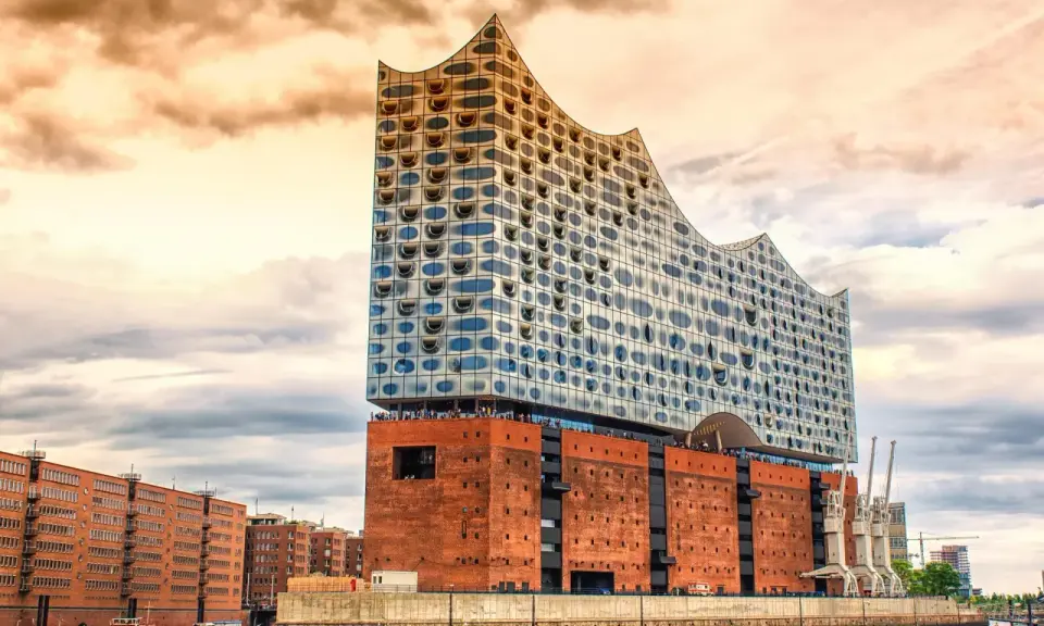 Elbphilharmonie, ett ikoniskt konserthus i Hamburg, reser sig mot en dramatisk himmel.