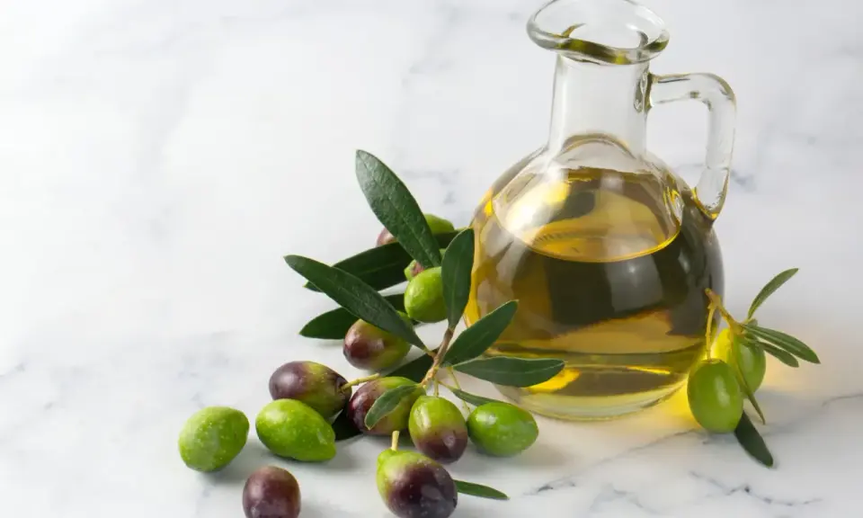 Aceitunas y una botella de aceite de oliva. La palabra "aceite" viene del árabe "al-zayt", que significa "el jugo de la aceituna".