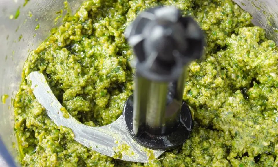 Zielone, świeże pesto w malakserze, gotowe do użycia. Tak właśnie wygląda proces, jak zrobić pesto.