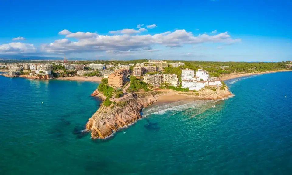 Vista aerea di Tarragona, con le sue splendide spiagge dorate che si estendono lungo la costa bagnata da un mare cristallino.