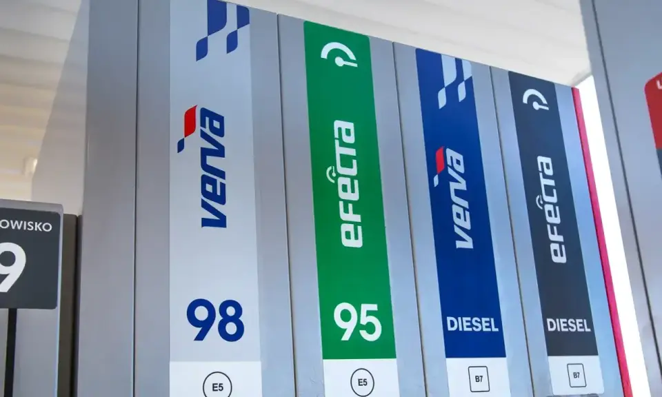 Stacja paliw z dystrybutorami Verve i eFecta 95. Widoczne oznaczenia 98, 95 i Diesel.